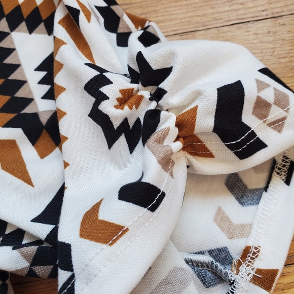 Lularoe Geometric Patterned Curved Hem Top Size Med - Picture 3 of 7